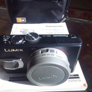 Panasonic Lumix DMC-LX1, LEICA DC Lens 8.4-Megapixel, 1st 16:9 CCD  *Used 4x